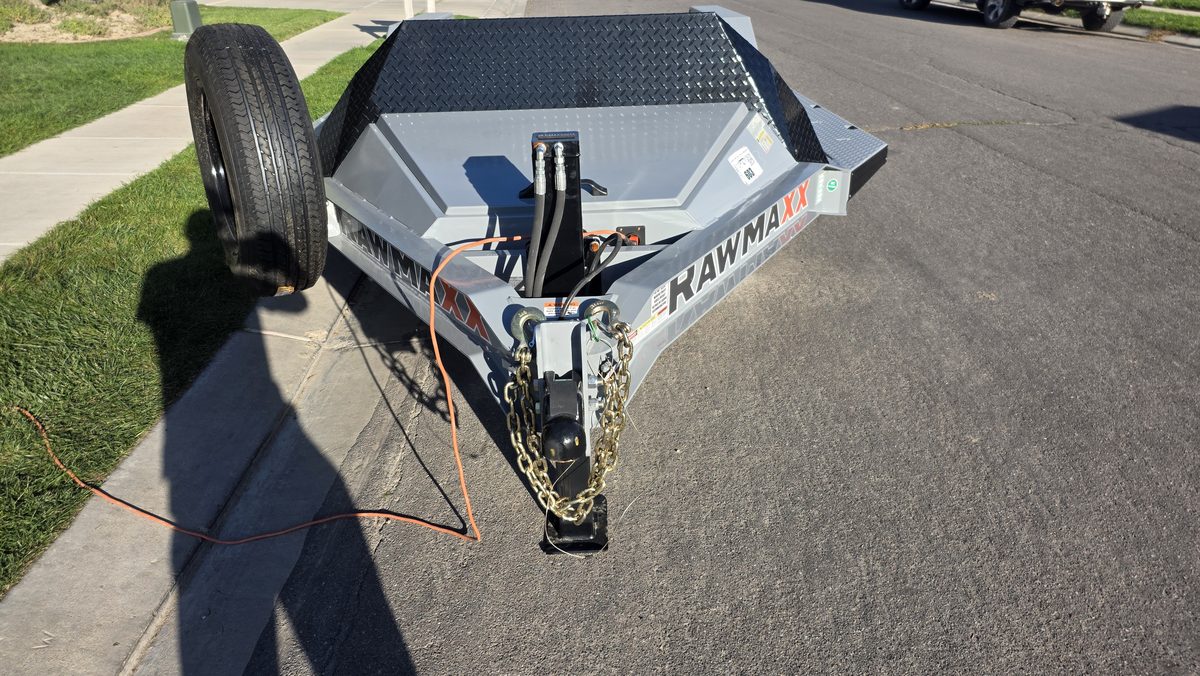 Trailer tongue with coupler and 7-pin round plug